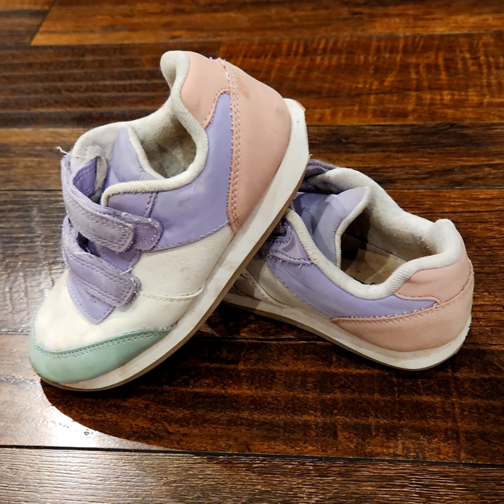 Tennis shoes